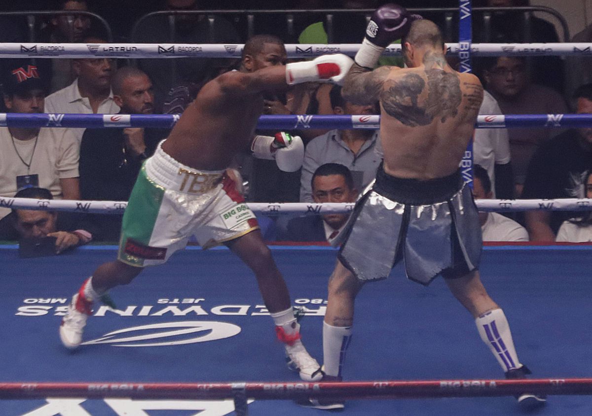 Circ la revenirea lui Floyd Mayweather în ring! Arbitrul a părăsit lupta dintr-un motiv uluitor » Cum s-a terminat controversatul meci cu nepotul celebrului mafiot