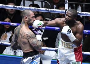 Circ la revenirea lui Floyd Mayweather în ring! Arbitrul a părăsit lupta dintr-un motiv uluitor » Cum s-a terminat controversatul meci cu nepotul celebrului mafiot