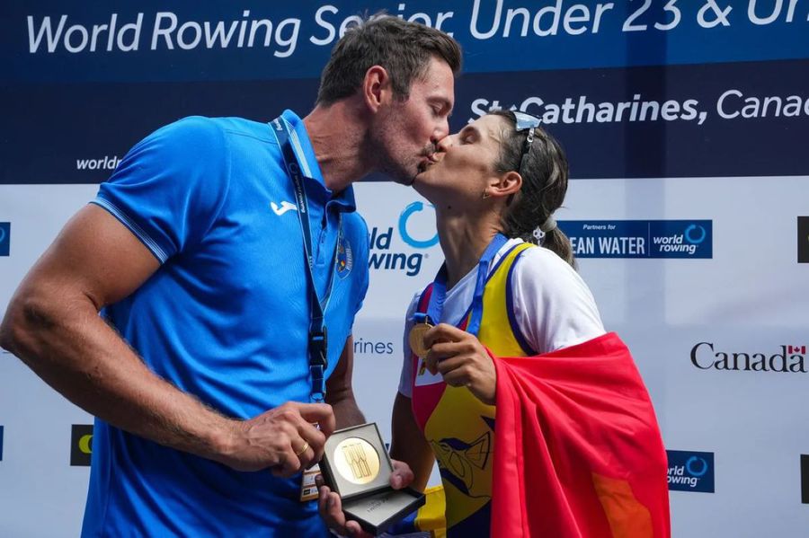 Ionela și Marius Cozmiuc, foștii canotori multipli medaliați olimpici, mondiali și europeni, au devenit părinți