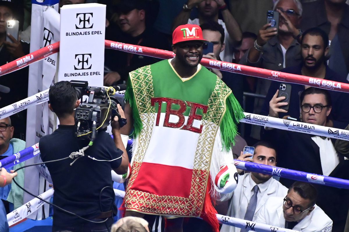 Circ la revenirea lui Floyd Mayweather în ring! Arbitrul a părăsit lupta dintr-un motiv uluitor » Cum s-a terminat controversatul meci cu nepotul celebrului mafiot
