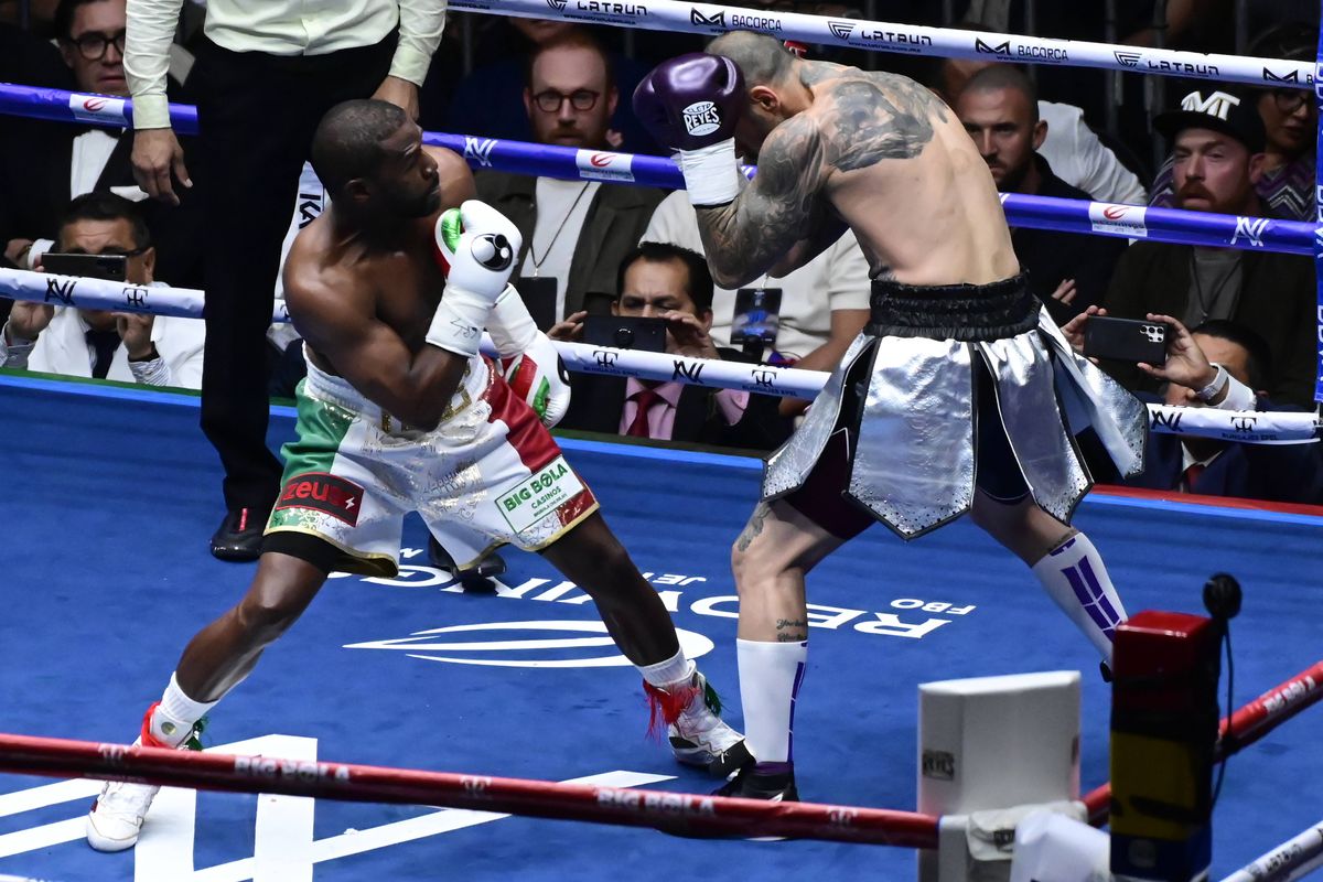 Circ la revenirea lui Floyd Mayweather în ring! Arbitrul a părăsit lupta dintr-un motiv uluitor » Cum s-a terminat controversatul meci cu nepotul celebrului mafiot