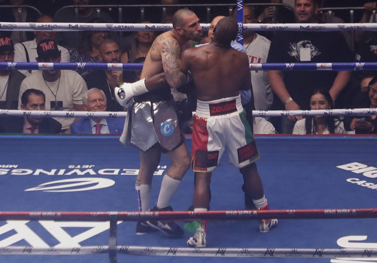 Circ la revenirea lui Floyd Mayweather în ring! Arbitrul a părăsit lupta dintr-un motiv uluitor » Cum s-a terminat controversatul meci cu nepotul celebrului mafiot