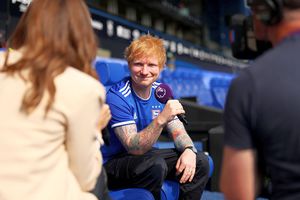 Ed Sheeran, în tricoul unei echipe de fotbal la megaconcertul din București. Care este motivul