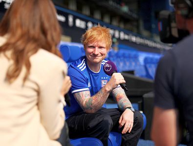 Ed Sheeran, în tricoul unei echipe de fotbal la megaconcertul din București. Care este motivul