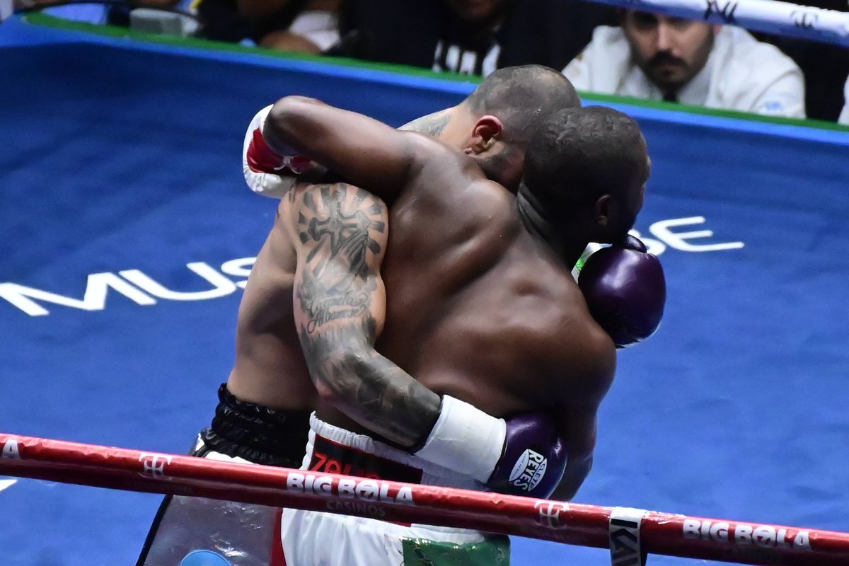 Circ la revenirea lui Floyd Mayweather în ring! Arbitrul a părăsit lupta dintr-un motiv uluitor » Cum s-a terminat controversatul meci cu nepotul celebrului mafiot