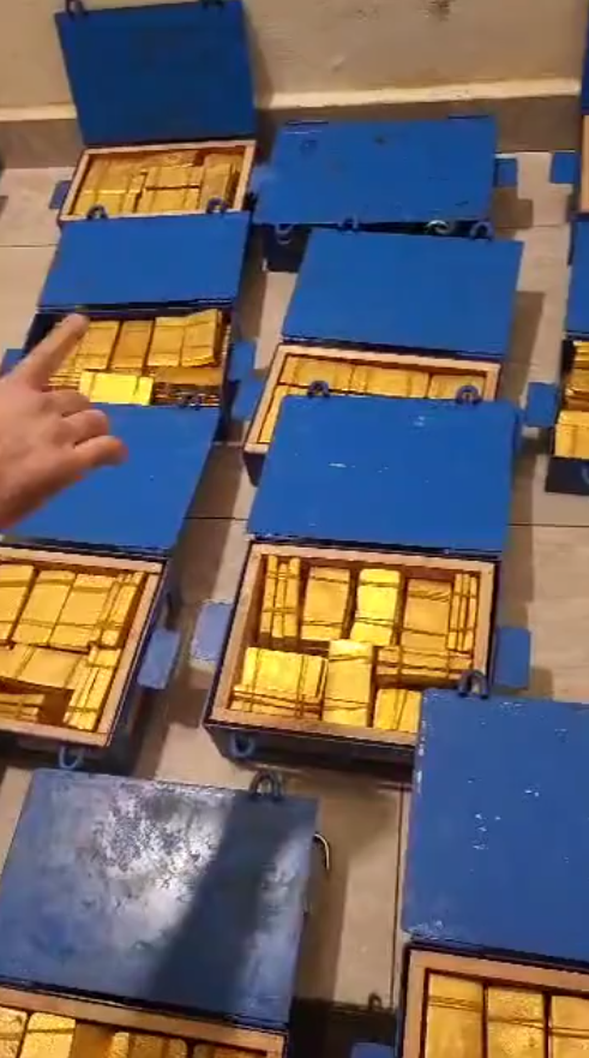 Ioan Varga își numără lingourile de aur