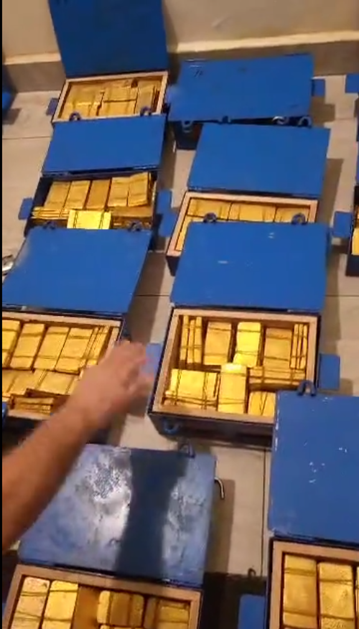 Noi imagini incredibile cu Nelu Varga! CFR Cluj este umilită, dar patronul numără lingourile de aur: „Sunt 17 cutii, pregătim actele de transport”