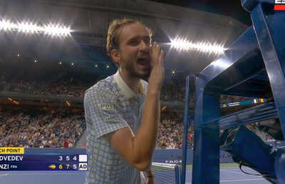 Prima eliminare-ȘOC la US Open » Daniil Medvedev și-a pierdut cumpătul, întreaga arenă a început să huiduie: „Ești bărbat? Ești bărbat? De ce tremuri?”