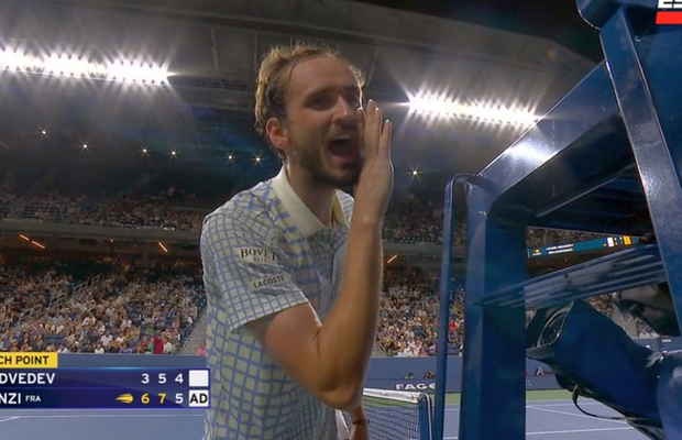 Prima eliminare-ȘOC la US Open » Daniil Medvedev și-a pierdut cumpătul, întreaga arenă a început să huiduie: „Ești bărbat? Ești bărbat? De ce tremuri?”