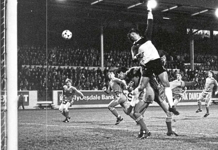 Fază din meciul tur de pe Pitodrie, Aberdeemn - Fc Argeș, cu portarul Daniel Ariciu ratând ieșirea la o minge centrată de Gordon Strachan / Foto: The Press and Journal Povestea incredibilă a deplasării lui Alex Ferguson la Pitești » Era antrenor la Aberdeen și a făcut prăpăd în vestiar: „O luase razna”