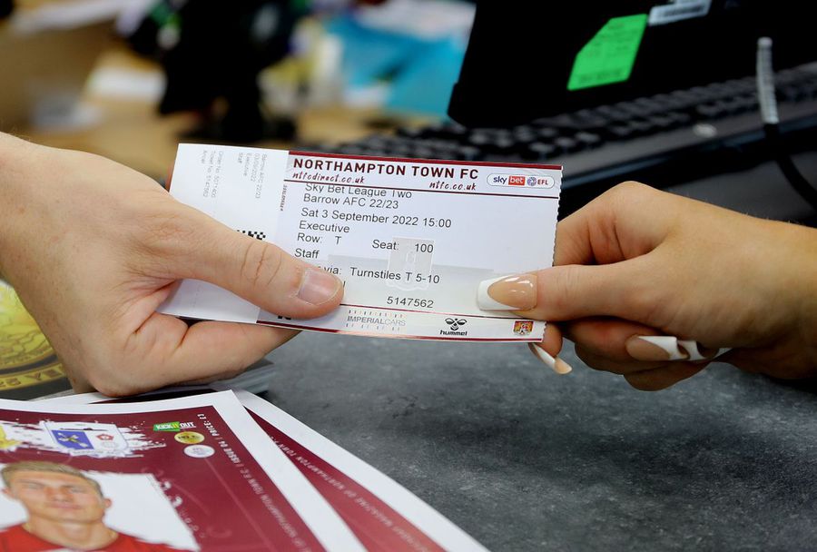 Cluburile din Superligă, vizate de acuzații grave: „Se «căpușează» bani la greu! Le printează și le vând la negru”