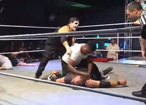 ATENȚIE, imagini violente! Fiul legendei din MMA a băgat în spital un wrestler, după ce l-a atacat cu bestialitate