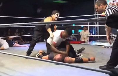 ATENȚIE, imagini violente! Fiul legendei din MMA a băgat în spital un wrestler, după ce l-a atacat cu bestialitate