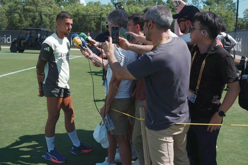 Dani Ceballos discută cu jurnaliștii spanioli la baza de pregătire a Realului / Foto: Imago