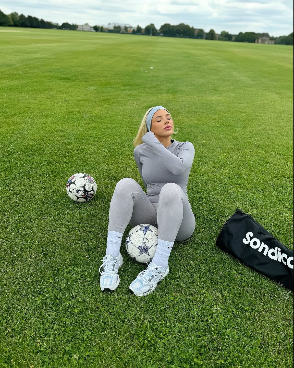 FOTO Cea mai sexy fotbalistă de la Charlton, dată afară după o escapadă cu alcool la volan