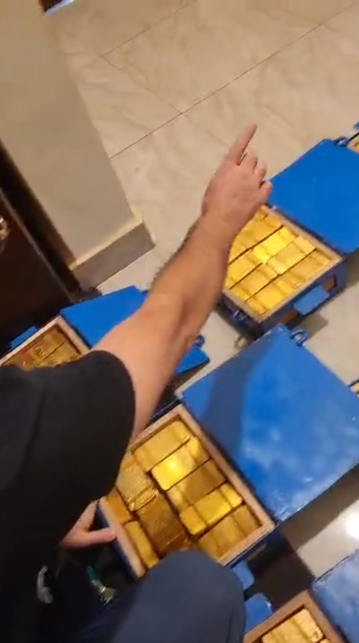 Ioan Varga își numără lingourile de aur