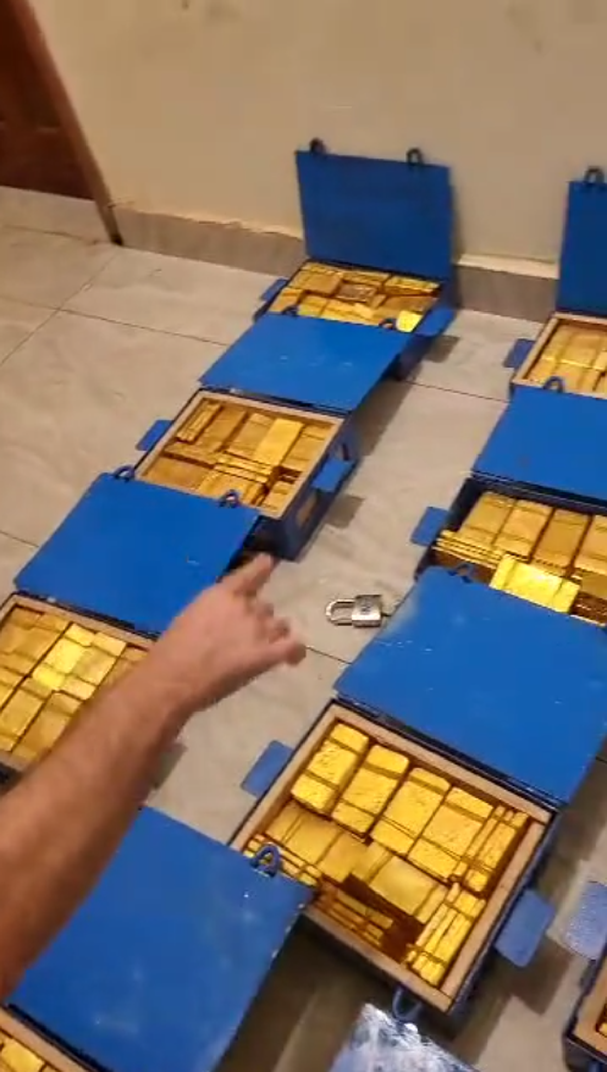 Noi imagini incredibile cu Nelu Varga! CFR Cluj este umilită, dar patronul numără lingourile de aur: „Sunt 17 cutii, pregătim actele de transport”