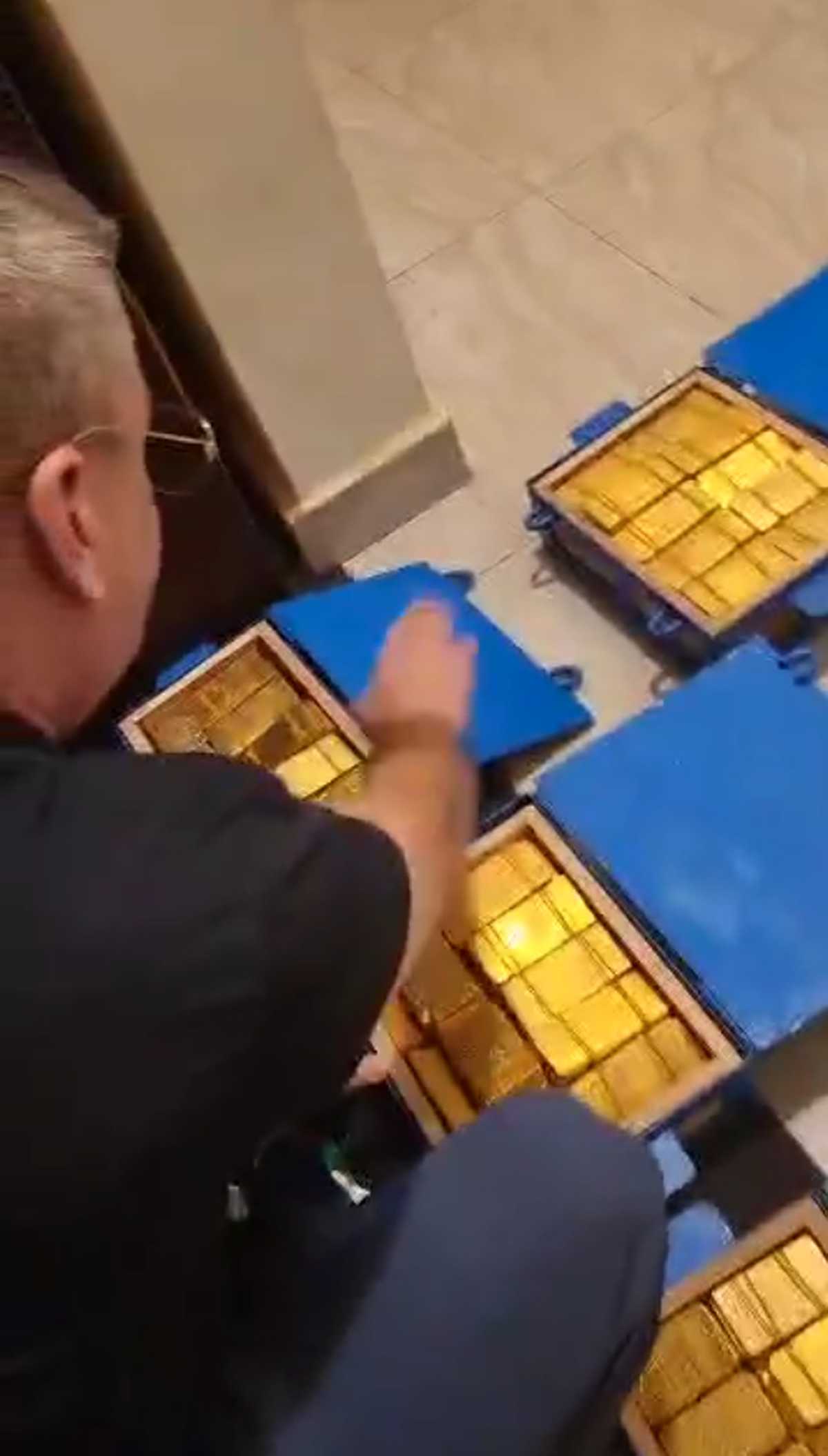 Noi imagini incredibile cu Nelu Varga! CFR Cluj este umilită, dar patronul numără lingourile de aur: „Sunt 17 cutii, pregătim actele de transport”