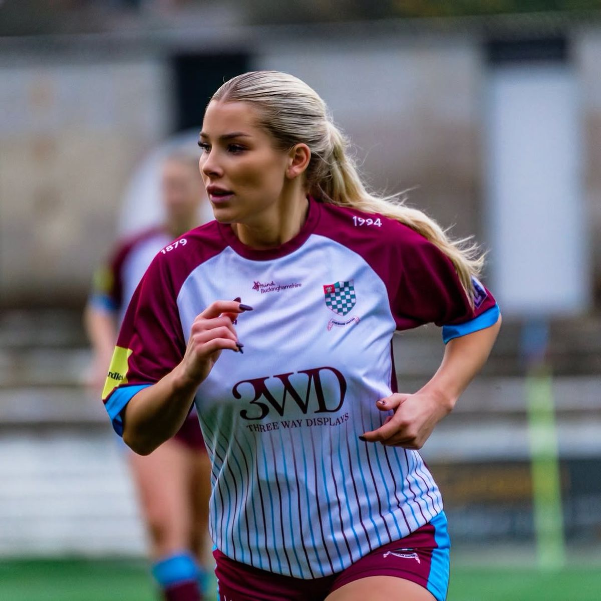 FOTO. Dată afară după escapada cu alcool, o jucătoare de fotbal își vinde acum pozele pe o platformă controversată