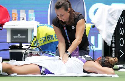 SIMONA HALEP - ELENA RYBAKINA // Prima reacție a româncei după abandonul de la Wuhan: „Pare o durere diferită, nu știu dacă e recidivă”