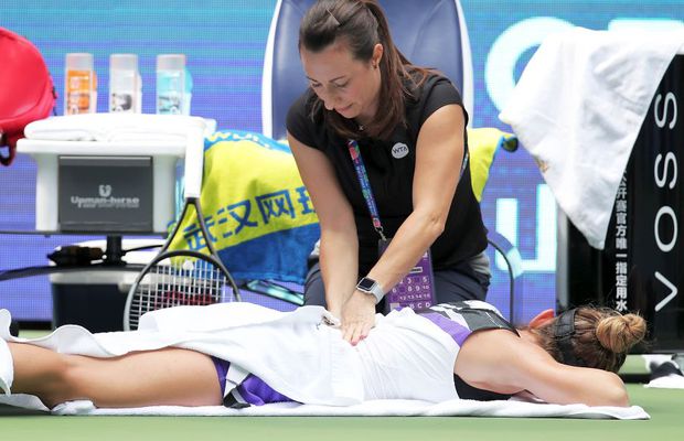 SIMONA HALEP - ELENA RYBAKINA // Prima reacție a româncei după abandonul de la Wuhan: „Pare o durere diferită, nu știu dacă e recidivă”
