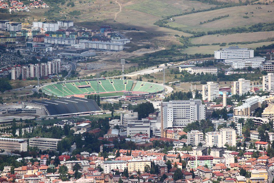 Stadionul Kosevo, văzut de pe dealurile ocupate în timpul războiului de armata sârbă Stadionul Kosevo, văzut de pe dealurile ocupate în timpul războiului de armata sârbă