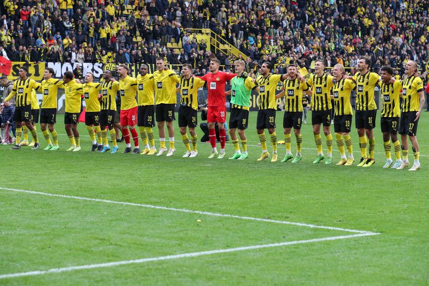 Jude Bellingham (primul din stânga), în tricoul Borussiei Dortmund. 
FOTO: Imago Images