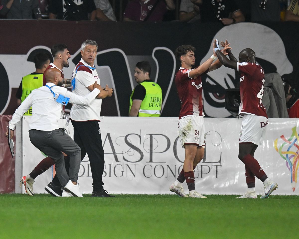 Imagini inedite în Giulești! Cristiano Bergodi a sărbătorit cu jucătorii și cu fanii golul de 3-1