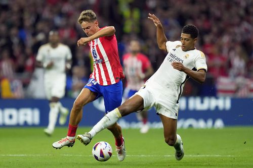 Jude Bellingham, în duel cu un adversar de la Real Madrid // Foto: Imago