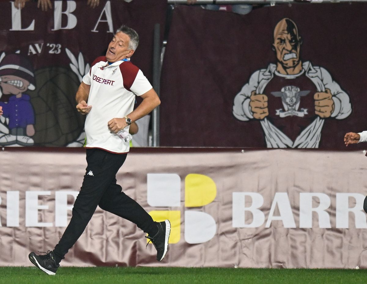 Imagini inedite în Giulești! Cristiano Bergodi a sărbătorit cu jucătorii și cu fanii golul de 3-1