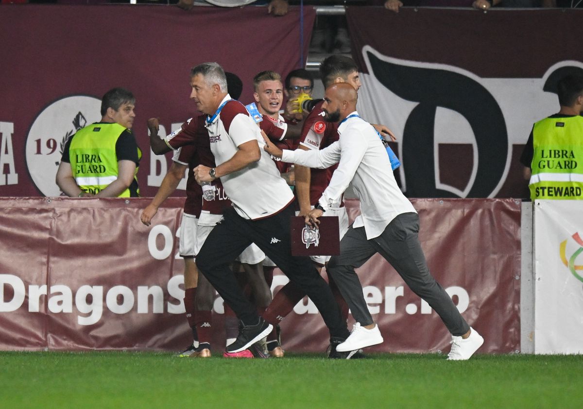 Imagini inedite în Giulești! Cristiano Bergodi a sărbătorit cu jucătorii și cu fanii golul de 3-1