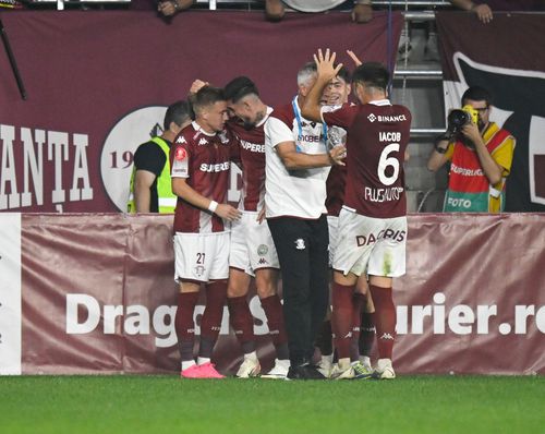 8 detalii de la Rapid - CFR Cluj 3-1 » Gestul lui Rrahmani de la gol + indicații de la antrenorul portarilor