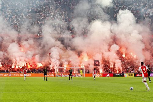 Așa au început violențele de la Ajax - Feyenoord, întrerupt la 0-3 în minutul 55 // Foto: Imago