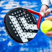 Padel, un sport din ce în ce mai popular / FOTO: Imago Images