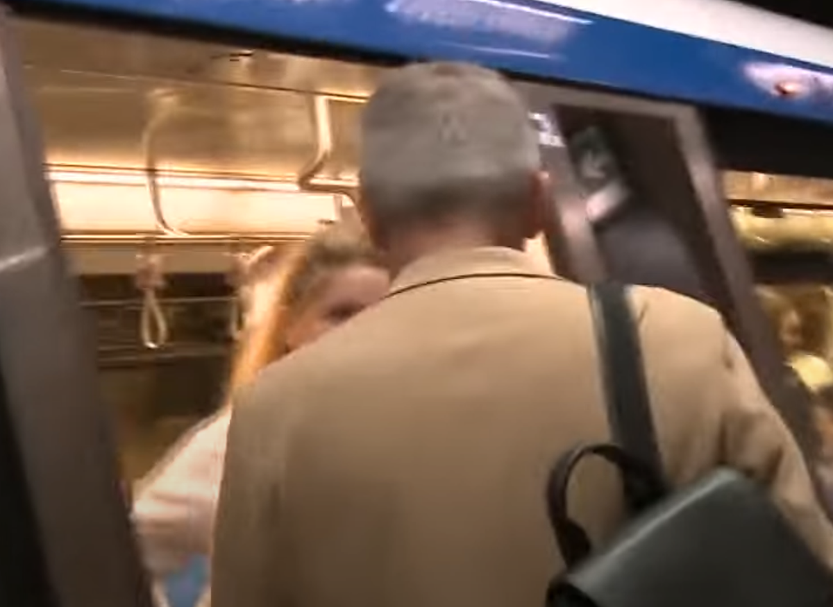 Valeriu Iftime merge cu metroul prin București