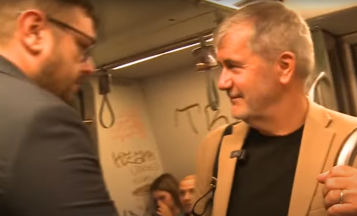 Valeriu Iftime merge cu metroul prin București