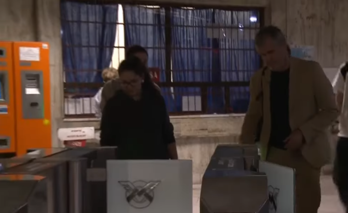 Chiar n-a glumit! » Patronul din Superliga, filmat la metrou: „Prima dată am spus: «Bă, dar sărac e ăsta, merge cu metroul!». Am înțeles mult mai târziu”