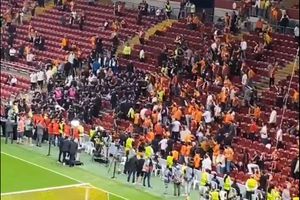 Conflict la Galatasaray - PAOK » A fost nevoie de intervenția forțelor de ordine