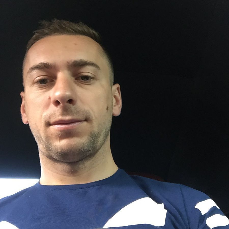 Ciprian Vrabie, directorul sportiv de la CSM Adjud, a relatat faptele incredibile petrecute la meciul cu Limpeziș Caz ULUITOR în Liga 3: au folosit pe fals un sud-american pe post de român U19 și l-au prezentat arbitrului ca jucător surdomut și analfabet! » „Românii sunt niște jeguri!”