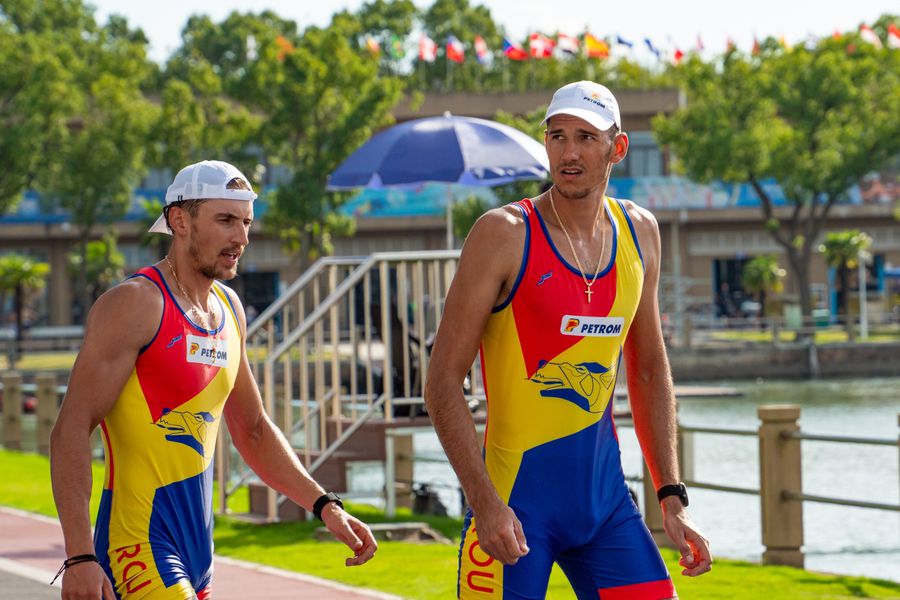 Florin Lehaci (stânga) și Florin Arteni - argint dublu rame la CM 2025 Foto: FR Canotaj/Balint Czucz Medicul lotului național de canotaj, explicații despre pregătirea pentru condițiile meteo dure de la Mondialele din China + situația extremă a unui dublu medaliat: „Vorbim de o tensiune de 9 cu 4”
