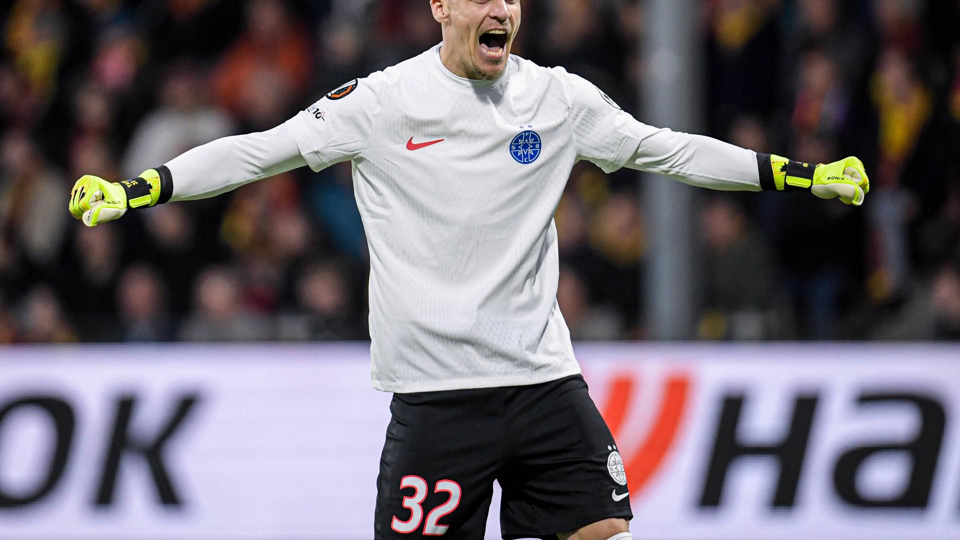 Ștefan Târnovanu în echipamentul de portar FCSB, pregătit pentru intervenție în timpul unui meci, interesat de transferul la Universitatea Craiova. | sursa foto: Gazeta Sporturilor