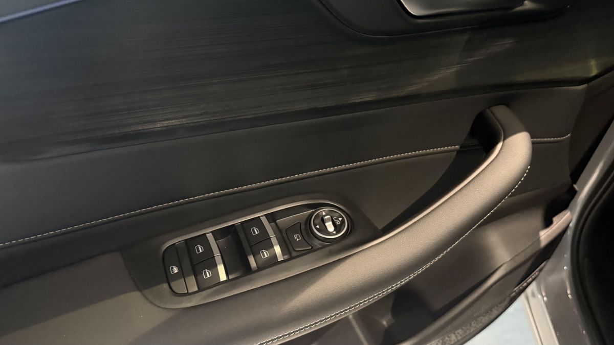 Mașina care schimbă regulile jocului: Românii își pot lua un SUV hibrid nou, mai ieftin decât Dacia Bigster