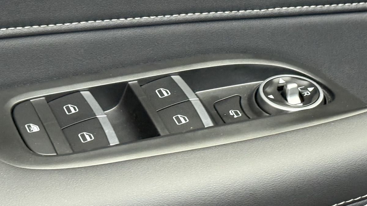 Mașina care schimbă regulile jocului: Românii își pot lua un SUV hibrid nou, mai ieftin decât Dacia Bigster