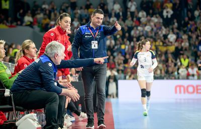 Așteaptă răspunsul lui până mâine! FRH a ofertat primul antrenor pentru a-l înlocui pe Florentin Pera