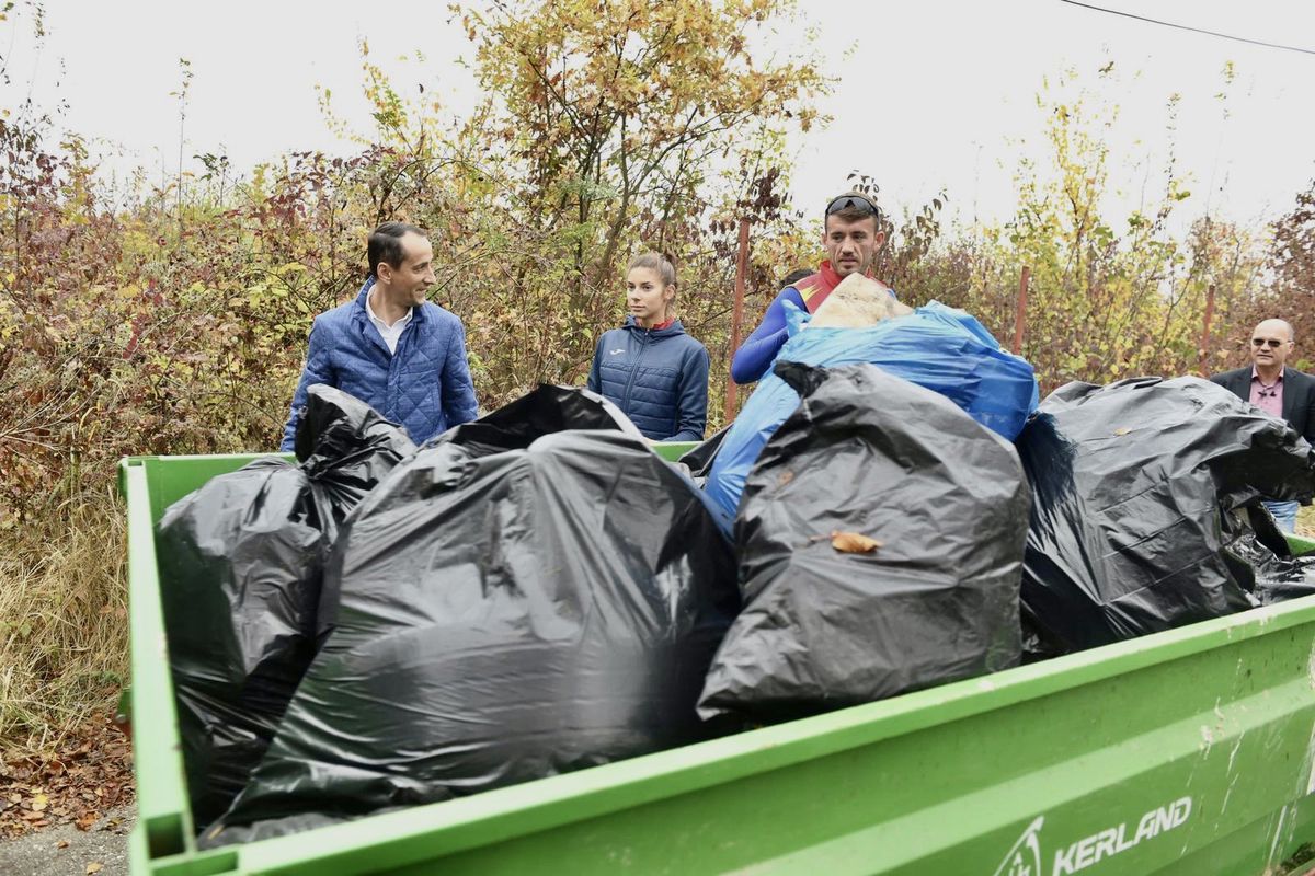 FOTO Canotorii români au strâns un sfert de tonă de deșeuri din Pădurea Snagov la debutul antrenamentelor pentru Jocurile Olimpice de la Tokyo