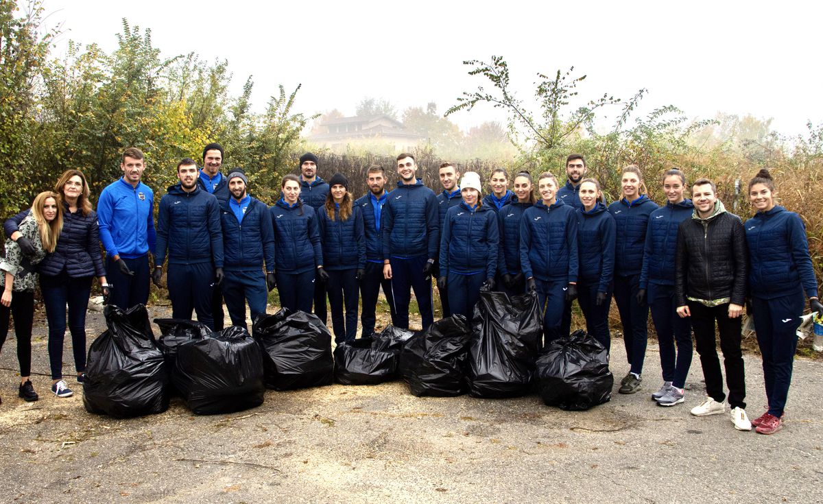 FOTO Canotorii români au strâns un sfert de tonă de deșeuri din Pădurea Snagov la debutul antrenamentelor pentru Jocurile Olimpice de la Tokyo