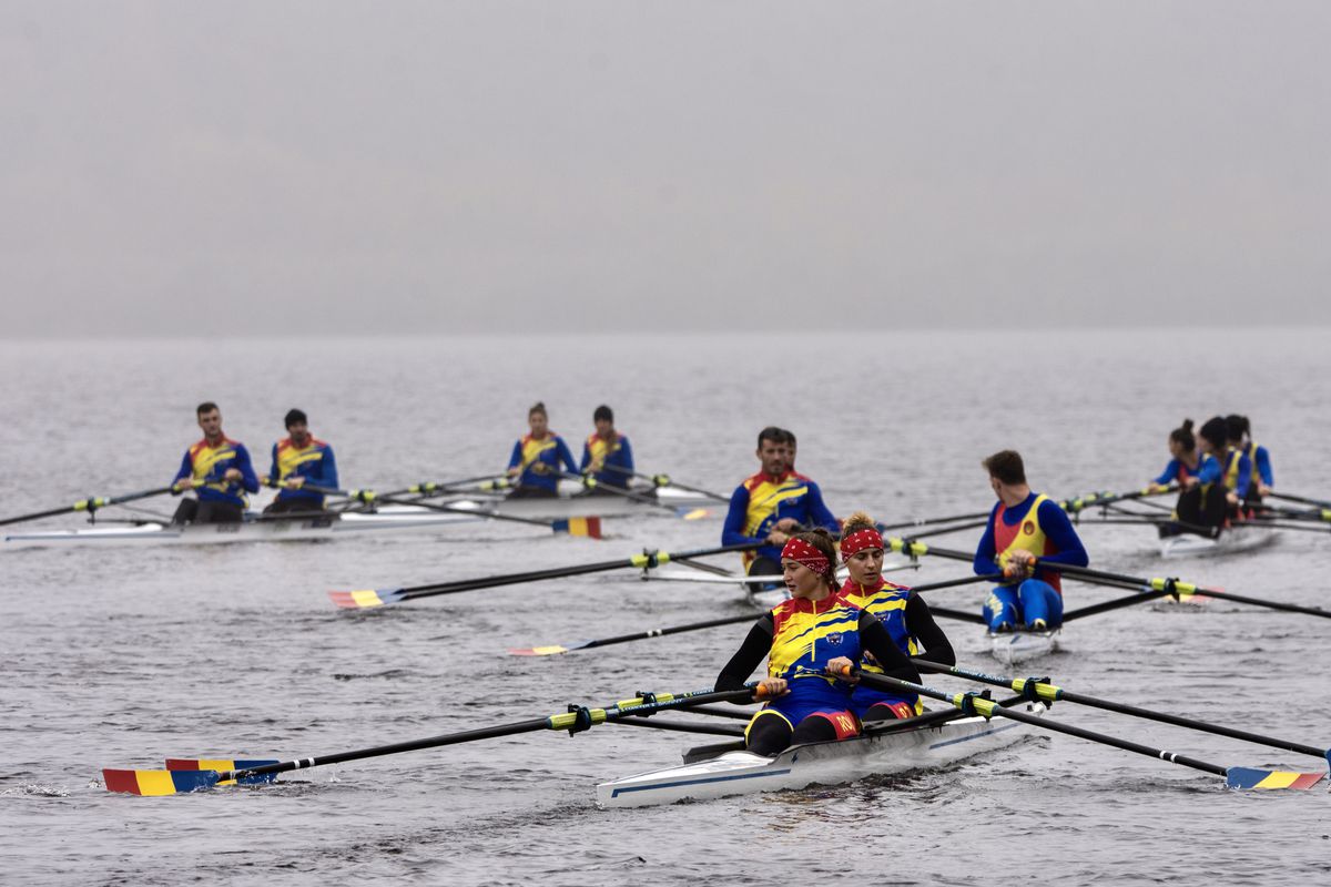 FOTO Canotorii români au strâns un sfert de tonă de deșeuri din Pădurea Snagov la debutul antrenamentelor pentru Jocurile Olimpice de la Tokyo