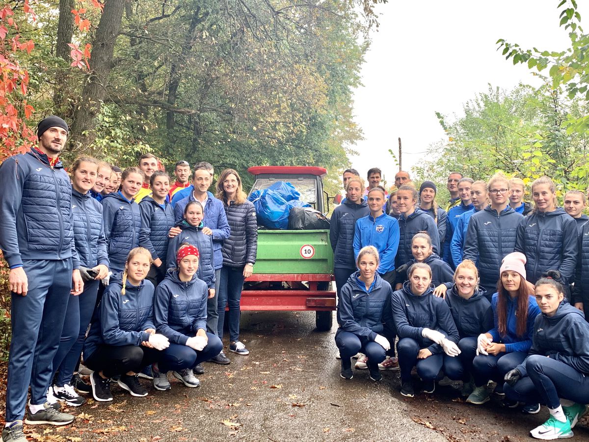 FOTO Canotorii români au strâns un sfert de tonă de deșeuri din Pădurea Snagov la debutul antrenamentelor pentru Jocurile Olimpice de la Tokyo