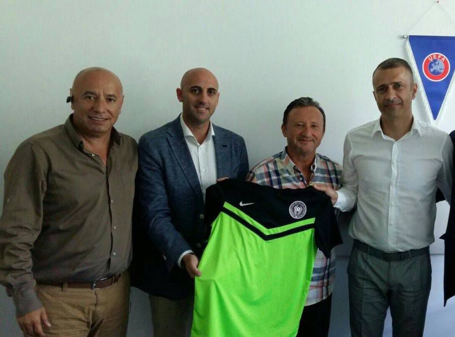 Țicleanu, Rufo Collado, Corneliu Emil Șocarici și Gabriel Bodescu. Tricoul este al echipei Progress R1, înființată de compania lui Collado Țicleanu, Rufo Collado, Corneliu Emil Șocarici și Gabriel Bodescu. Tricoul este al echipei Progress R1, înființată de compania lui Collado