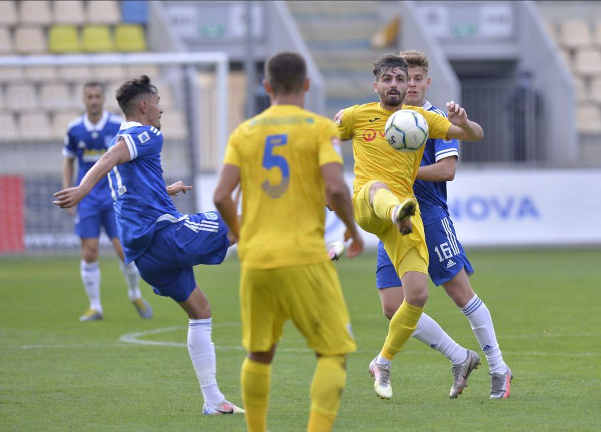 Penalty jenant primit de Petrolul în meciul cu FC U Craiova! Cum l-a păcălit Valentin Balint pe arbitru